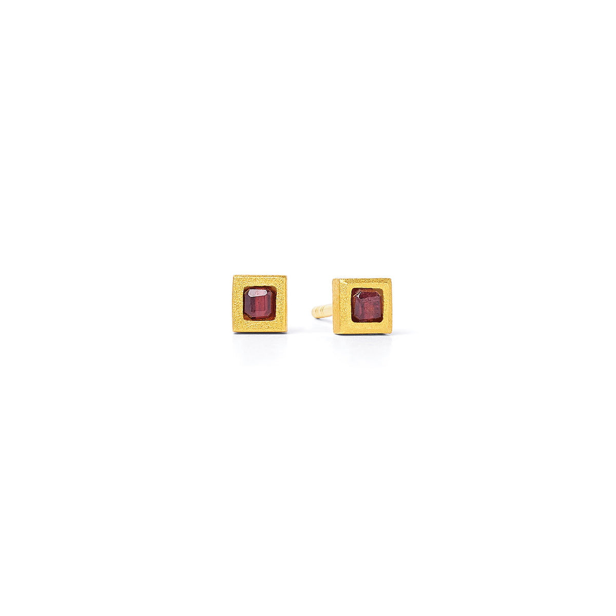 Ohrstecker Cusi von BERND WOLF aus 24-Karat-goldplattiertem Sterlingsilber mit Granat, Designlinie Cubes.