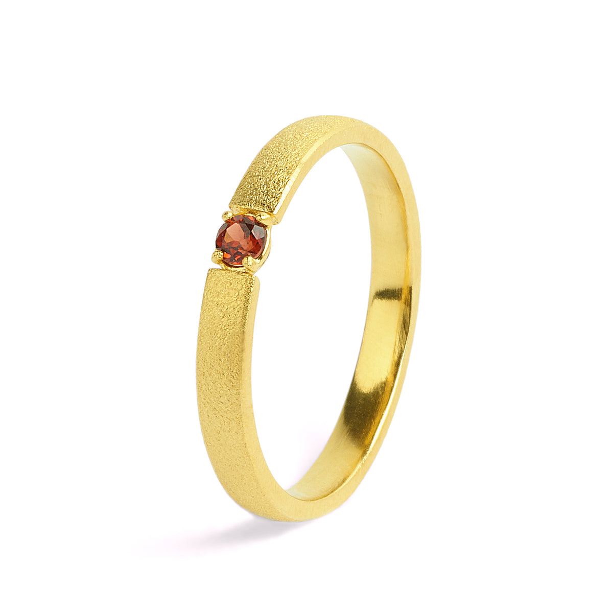 Ring Estrella von BERND WOLF aus 24-Karat-goldplattiertem Sterlingsilber mit Granat, Designlinie Brilliana.
