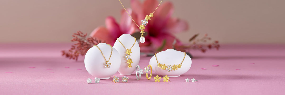 Floraler Brautschmuck in Gold mit Blüten, Halsketten, Ohrsteckern und Ringen