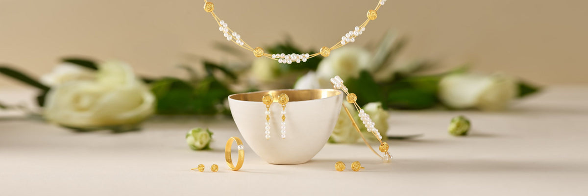 Eleganter Brautschmuck in Gold mit Perlen, Halskette, Ohrringen, Armreif und Ringen