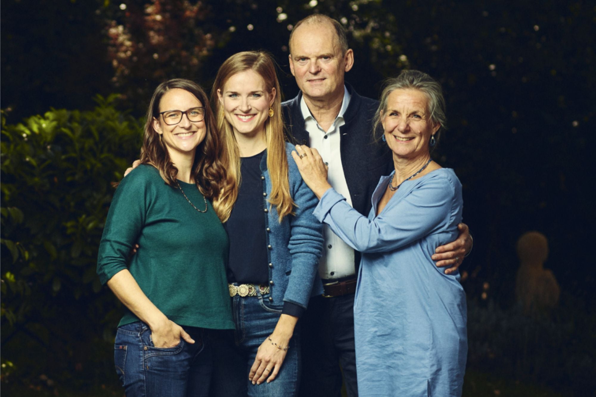 Mitglieder des Designteams der BERND WOLF Schmuckmanufaktur bei einem Gruppenfoto im Außenbereich des Unternehmens.